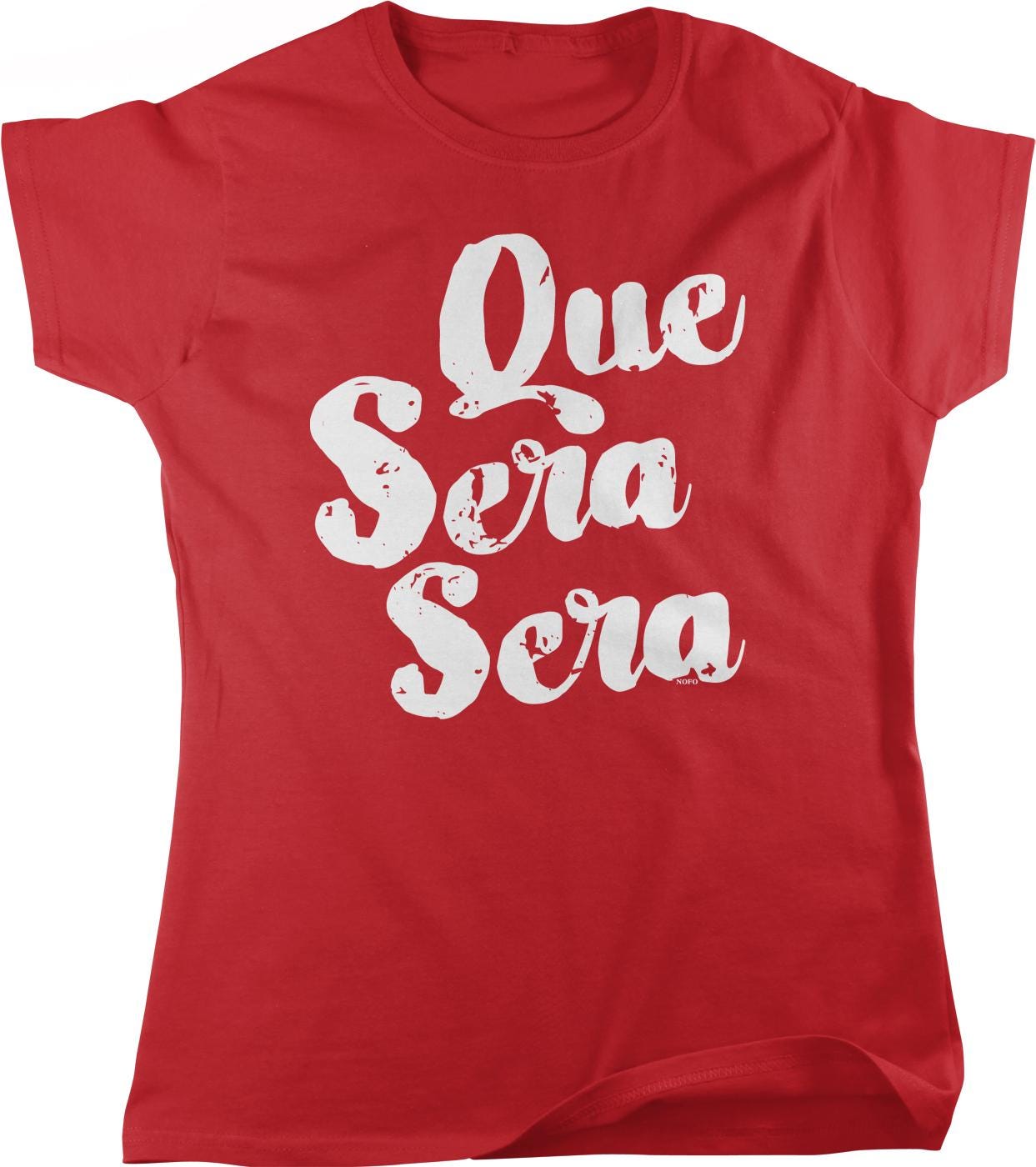 A red t-shirt with white text that says "Que sera sera" printed on it.